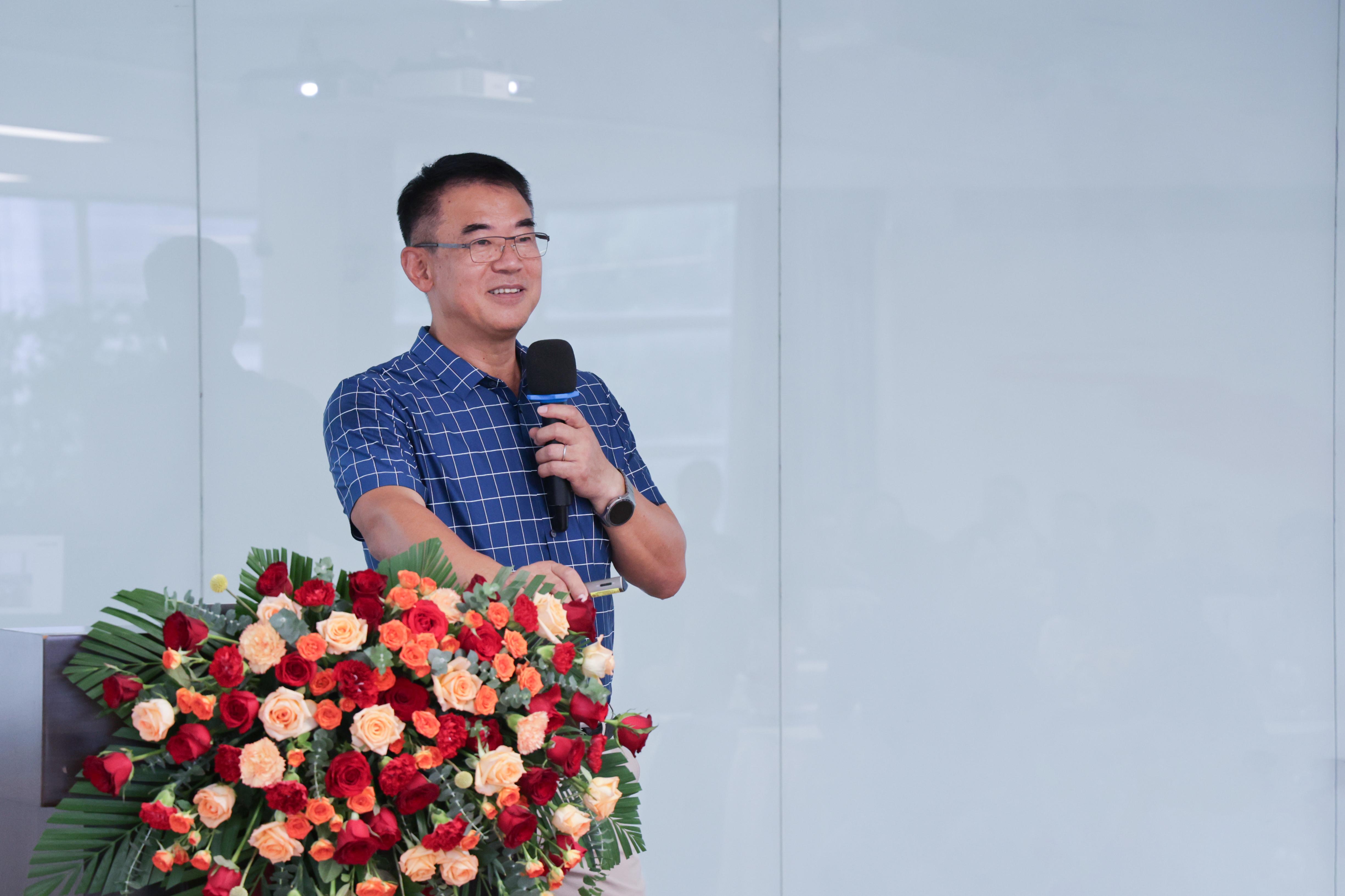 嚴(yán)董四十年工作報(bào)告會(huì)溫情舉辦